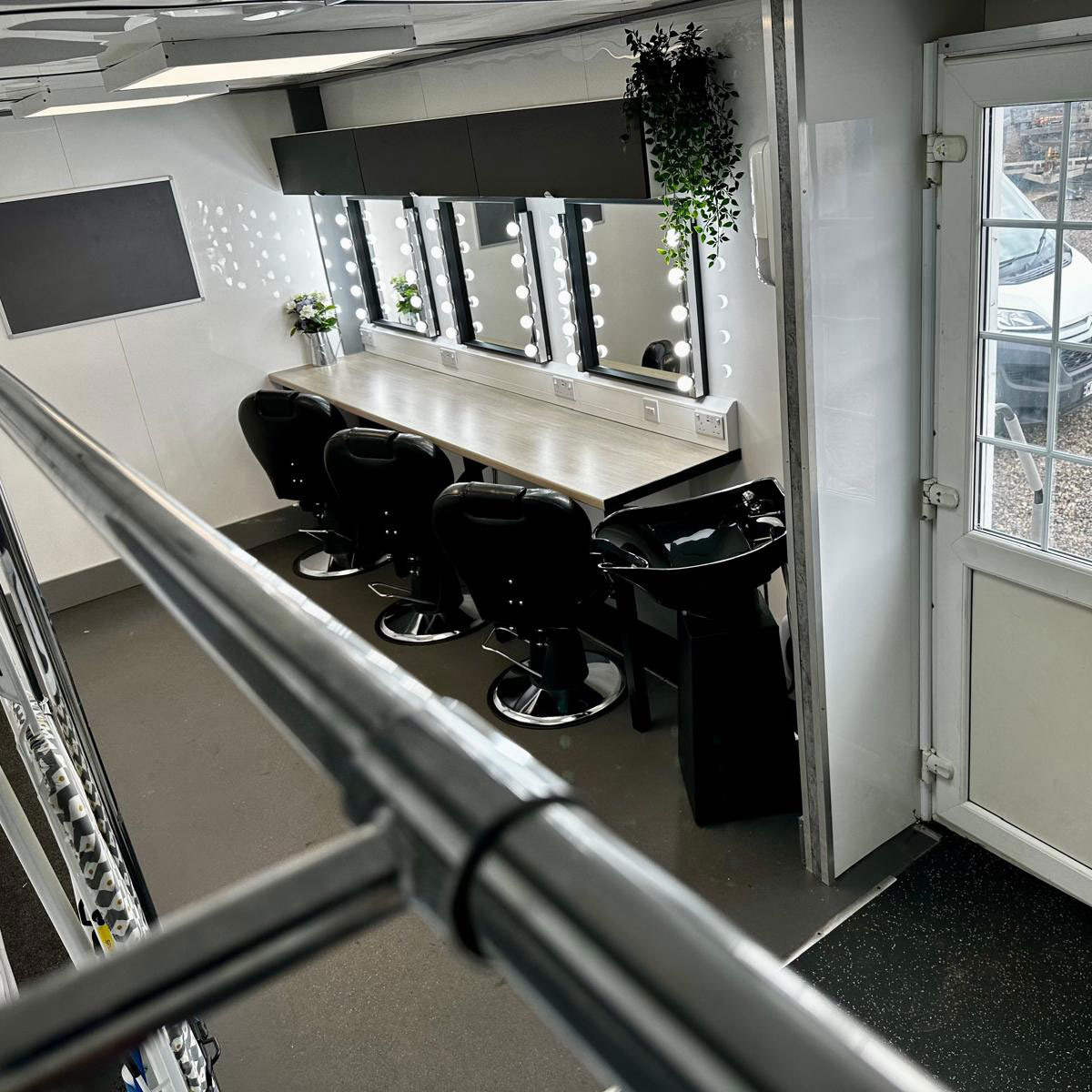 splitz-facilities_costume-makeup-split_interior-5